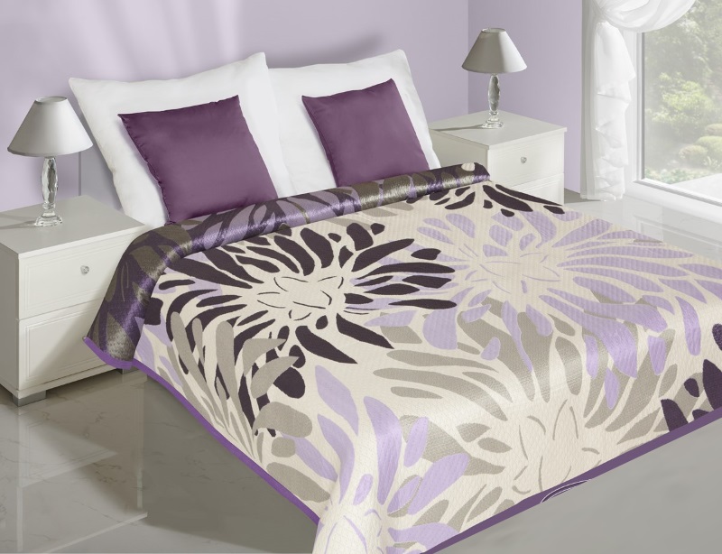 Dwustronne narzuty i kapy na łóżko w kolorze kremowym z fioletowym wzorem