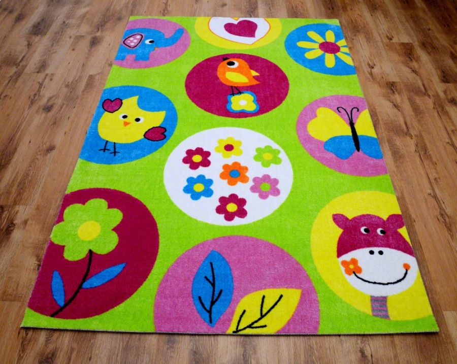 Zielony dywan dla dziewczynki z motywem natury
