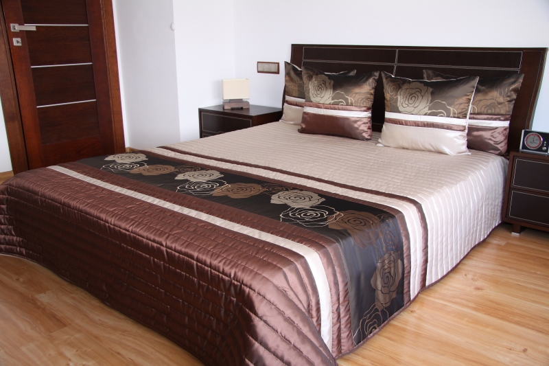 Narzuta luksusowa jasnobeżowa na łóżko w brązowe róże