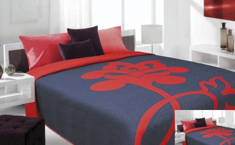 Granatowe narzuty na łóżko z kwiatowym wzorem