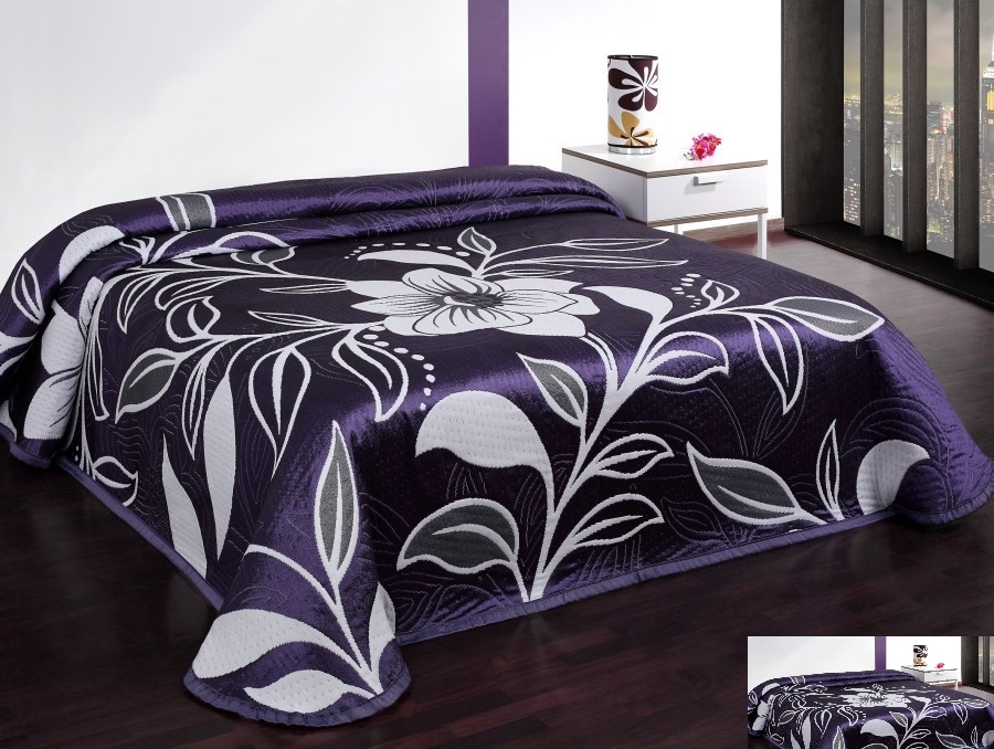Fioletowe dwustronne narzuty i kapy na łóżko z motywem kwiatowym