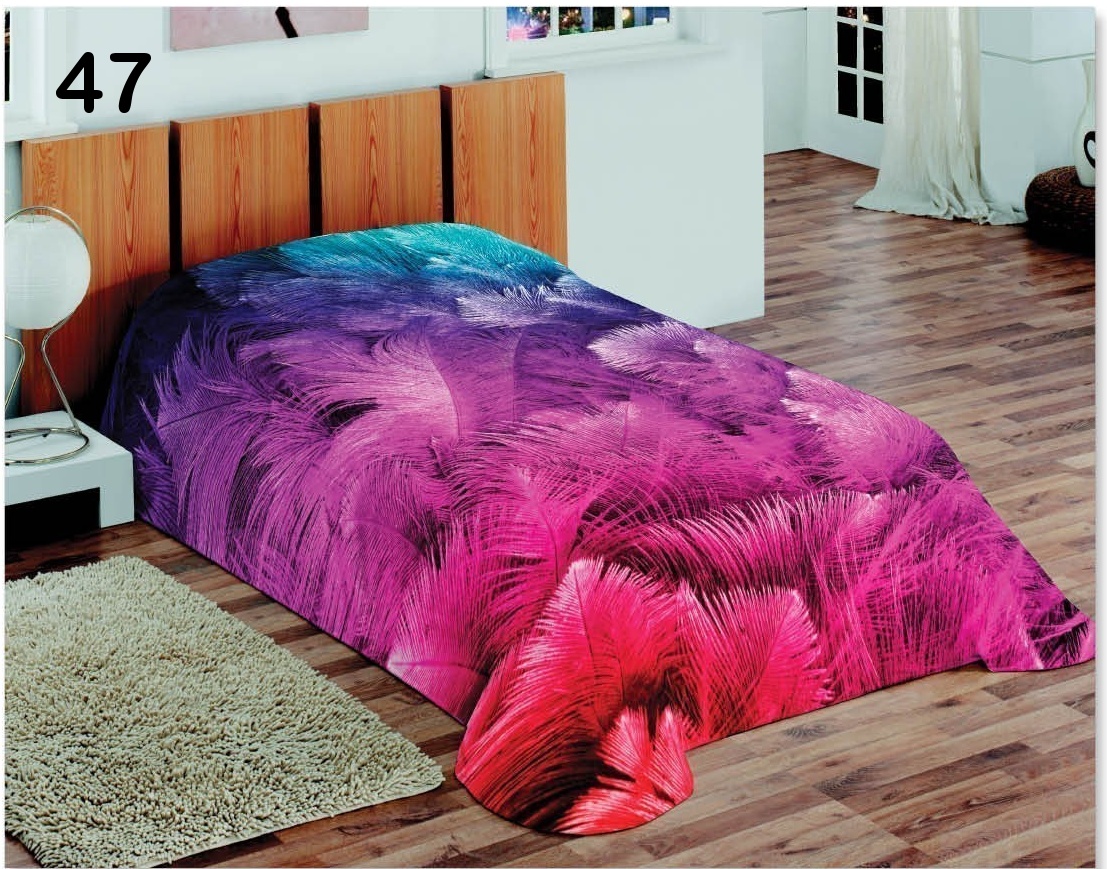 Sypialniany koc koloru różowego na łóżko z motywem kolorowych piórek
