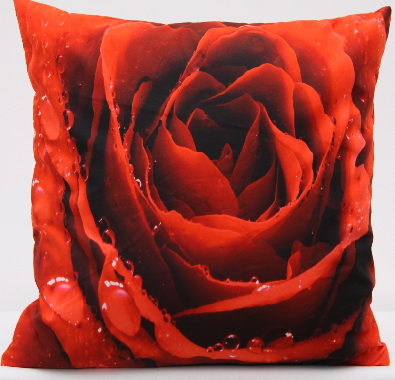 Czerwona róża dekoracyjna czerwona poszewka