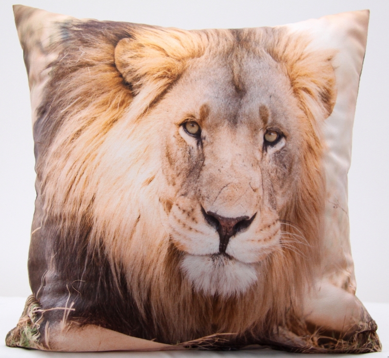 Beżowe poszewki na poduszki z lwem