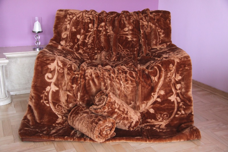 Narzuty i koce w kolorze brązowym na kanapę