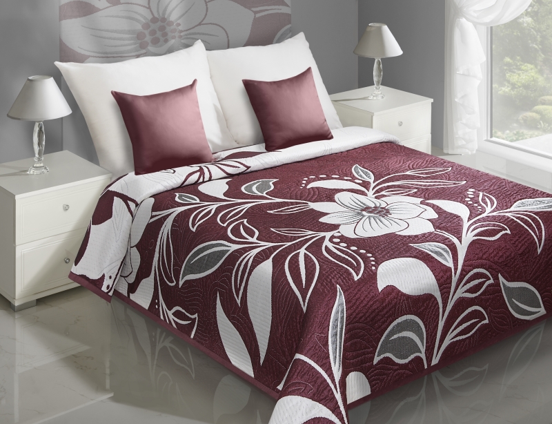 Bordowe dwustronne narzuty na łóżko w modne kwiaty kremowe