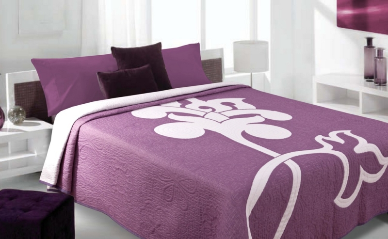 Kremowy wzór dwustronna narzuta koloru fioletowego na łóżko