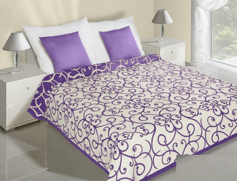 Kremowo fioletowe dwustronne narzuty i kapy na łóżko z ornamentem