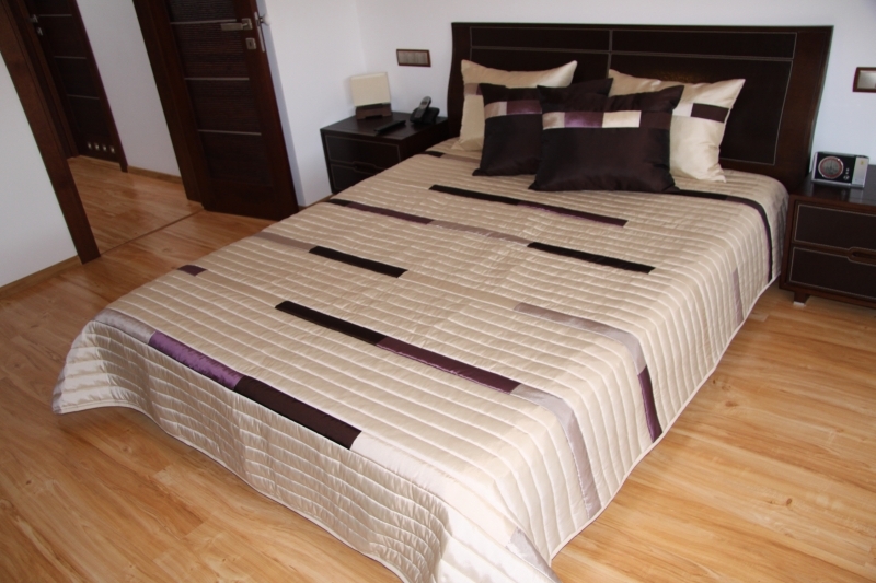 Luksusowa narzuta na łóżko w kolorze brązowym