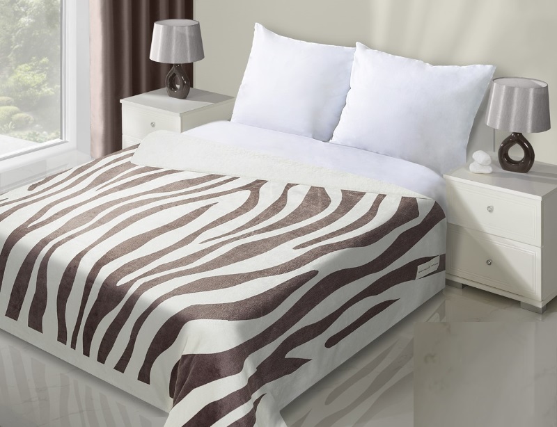 Koce i narzuty ecru na pojedyńcze łóżko z brązową zebrą