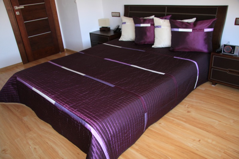 Narzuta pikowana elegancka na łóżko do sypialni koloru fioletowego