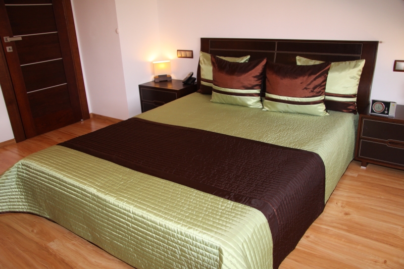 Ponadczasowe luksusowe narzuty pikowane na łóżka w kolorze oliwkowo czekoladowym