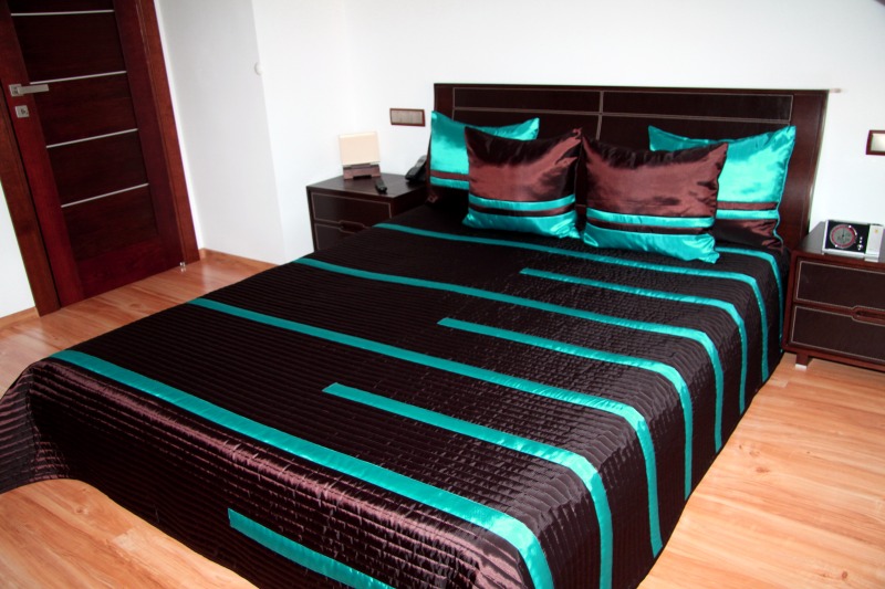 Narzuty luksusowe do sypialni w kolorze czekoladowo turkusowym