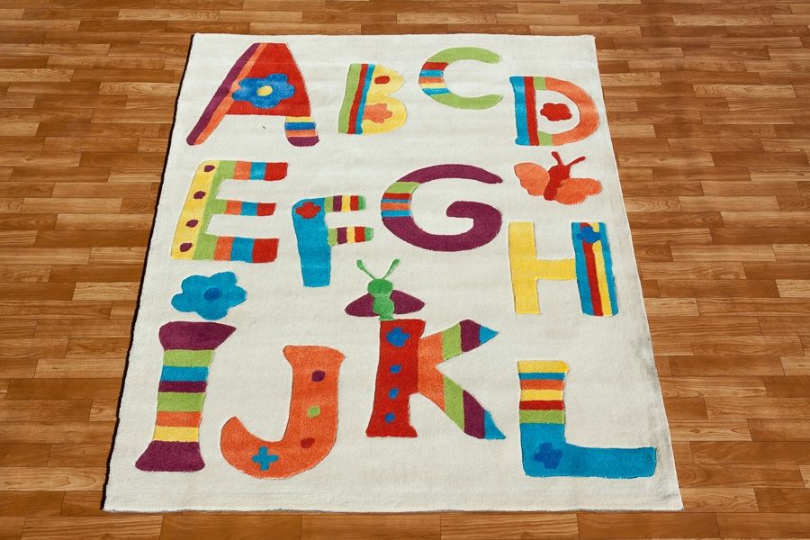 Biały dywan dla chłopca i dziewczynki z alfabetem