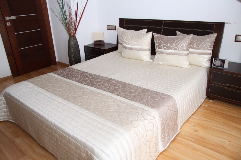 Luksusowa narzuta na łóżko w kolorze beżowym z cappucinowym kwiatowym wzorem