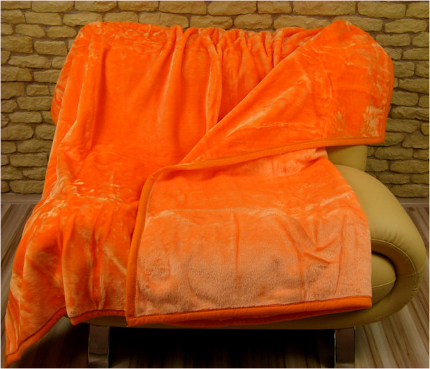 Pomarańczowy koc akrylowy na łóżko