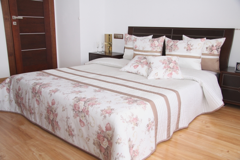 Luksusowe narzuty na łóżko w kolorze ecru w różowe róże