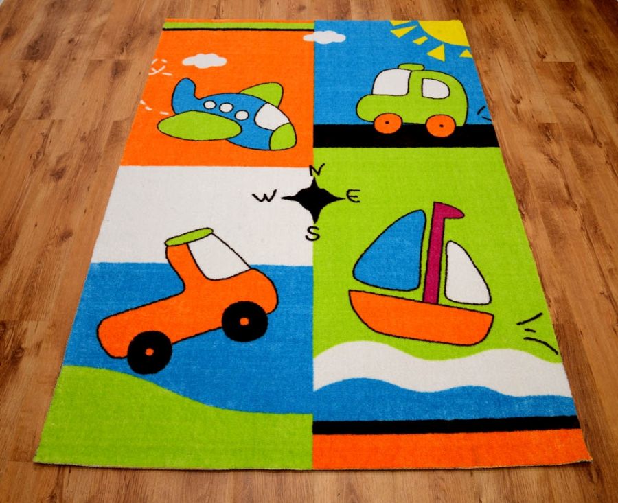Zielony dywan dla chłopca z autkiem i samolotem