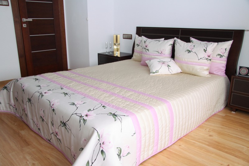 Jasnobeżowe eksluzywne narzuty na łóżka w różowe kwiatuszki
