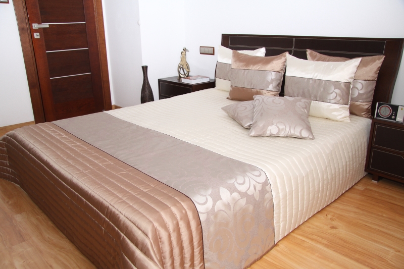 Narzuty eleganckie na łóżko do sypialni koloru jasnobeżowego w jasnokakaowe pasy