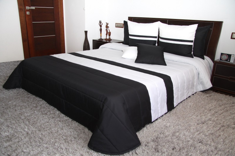 Eleganckie narzuty na małe i duże łóżka koloru czarno białego w paski