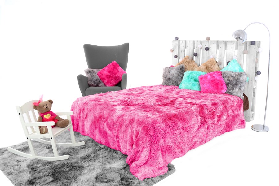 Włochate koce do sypialni w kolorze różowym ombre