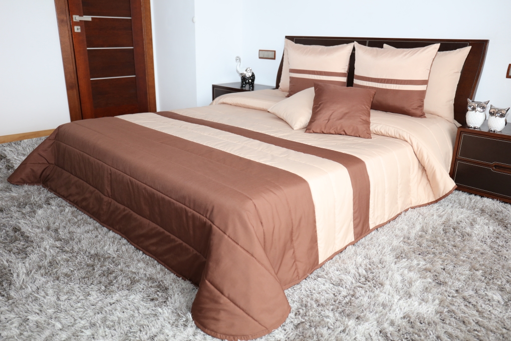 Pikowana narzuta do sypialni w kolorze beżowo brązowym