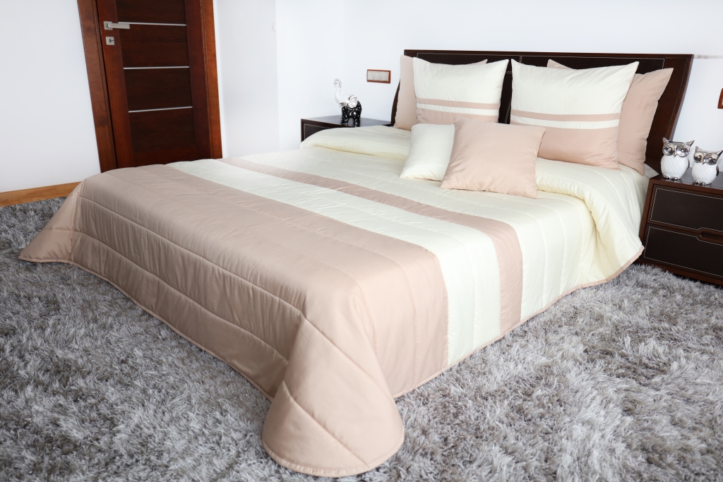 Pikowana narzuta na łóżko do sypialni w kolorze beżowo kremowym