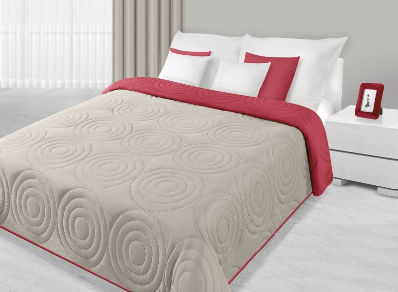 Narzuta dwustronna na łóżko w kolorze beżowo czerwonym