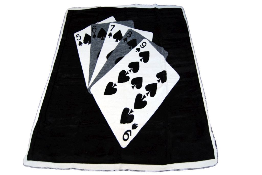 Czarny koc akrylowy z talią kart