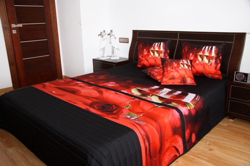 Elegancka narzuta czarna na łóżko z czerwonymi różami z kieliszkami