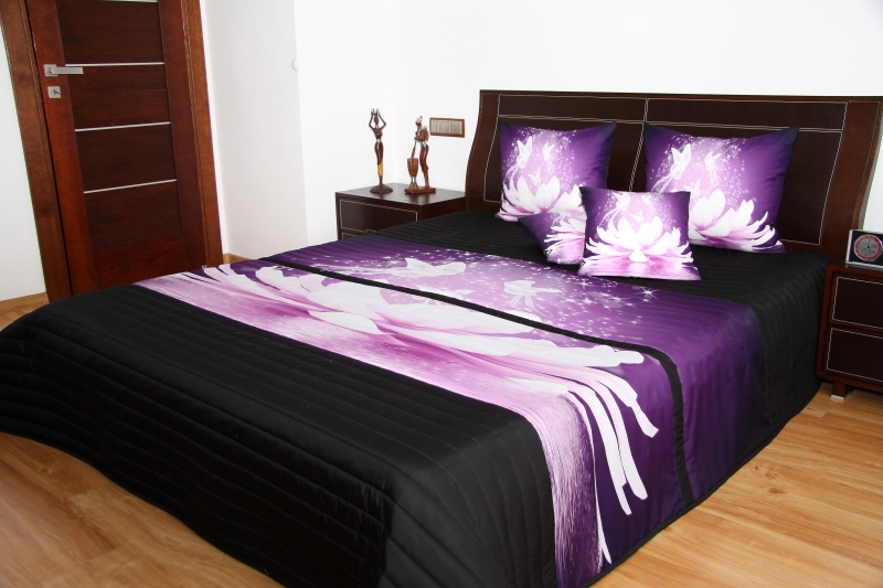 Czarne 3D narzuty na łóżko z fioletową lilią