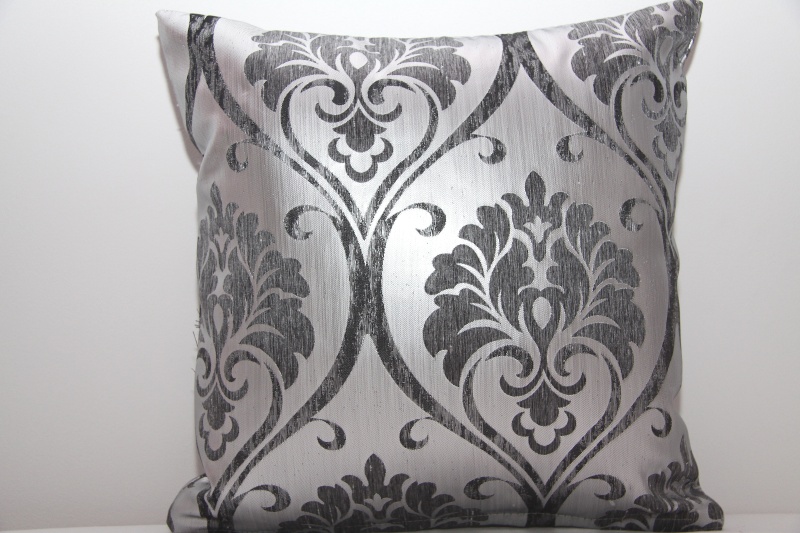 Poszewka na poduszkę w kolorze srebnym z szarym ornamentem
