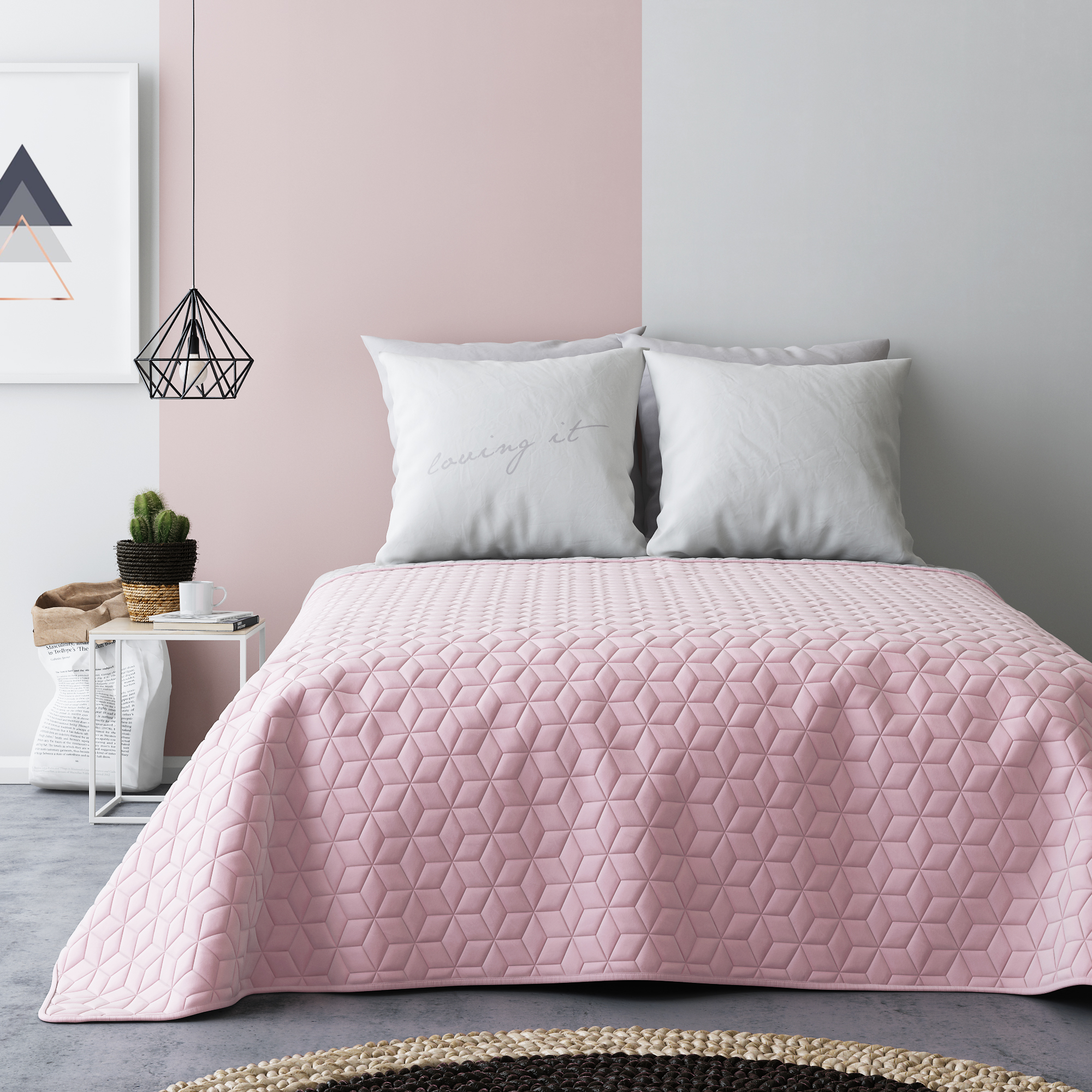Pikowana francuska narzuta na łóżko w kolorze różowo szarym