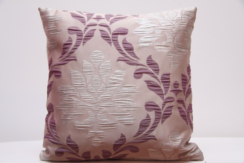 Poszewki na poduszki w kolorze kremowym z fioletowym ornamentem