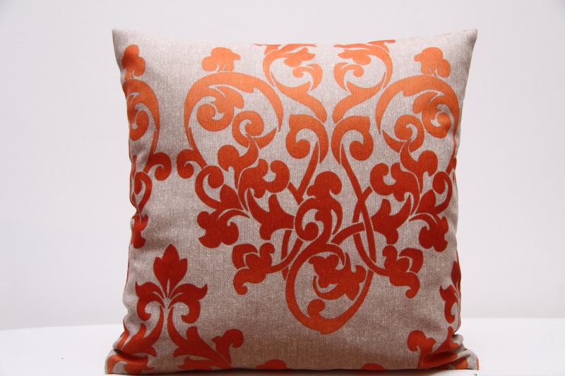 Kremowa poszewka na poduszkę z pomarańczowym ornamentem