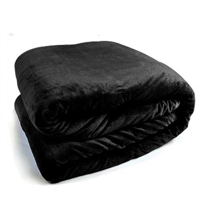Stylowe grube koce w kolorze czarnym idealne na sofę z przytulnym kożuszkiem