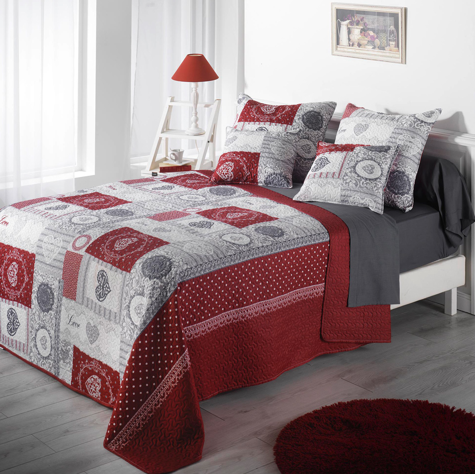 Świąteczna czerwona narzuta na łóżko w białe kropeczki i ozdobne serca
