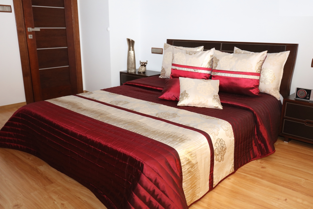 Gładka modna narzuta na łóżko z najnoweszej kolekcji w kolorze bordowym