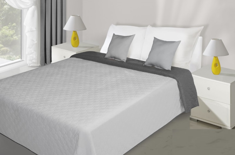 Dwustronne modne narzuty i kapy koloru srebno grafitowego na łóżko