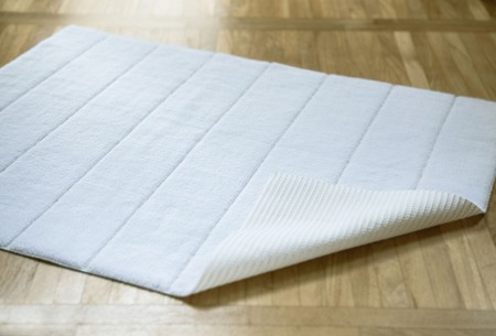 Antypoślizgowy biały dywanik do łazienki