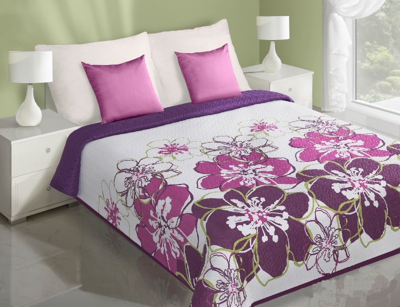 Narzuty dwustronne na łóżko w kolorze białym w fioletowe kwiaty