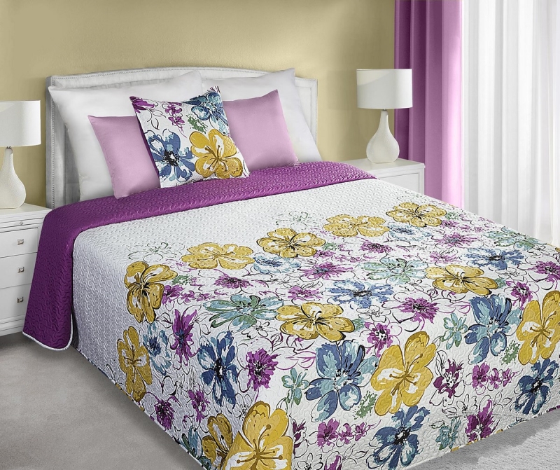 Dwustronna biała narzuta na łóżko w kolorowe kwiaty