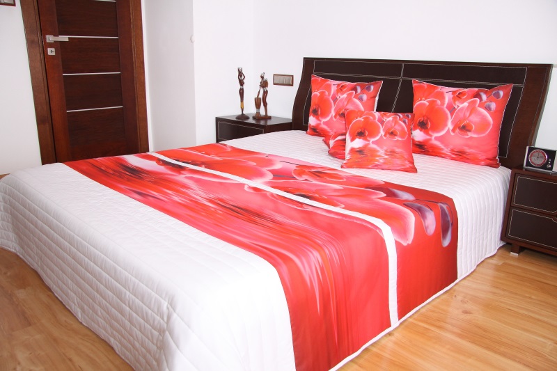 Modna pikowana biała narzuta na łóżko w czerwone storczyki