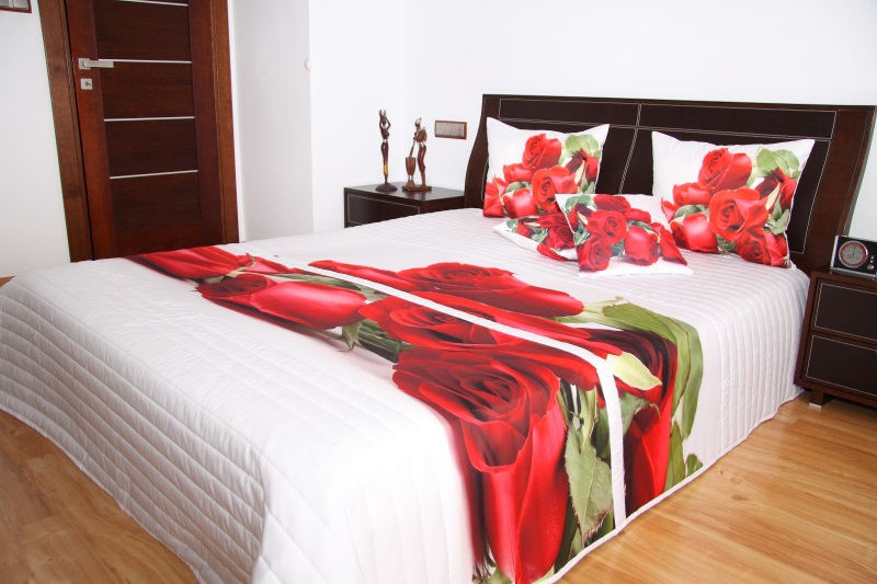 Pikowana narzuta 3D na łóżko sypialniane koloru białego w róże