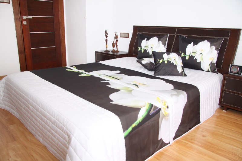 Biało czarne narzuty na duże łóżka w kwiaty