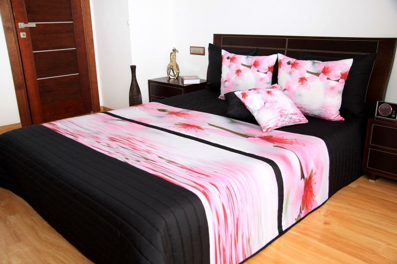 Narzuta na łóżko do sypialni koloru czarnego w różowe kwiaty