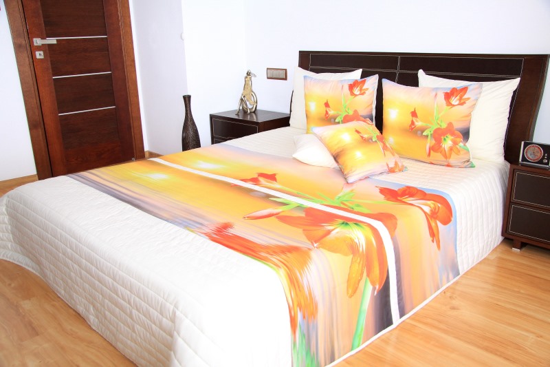 Kremowa narzuta na łóżko sypialniane w pomarańczowe kwiaty