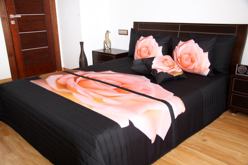 Narzuty czarne na duże łóżka w różowe róże