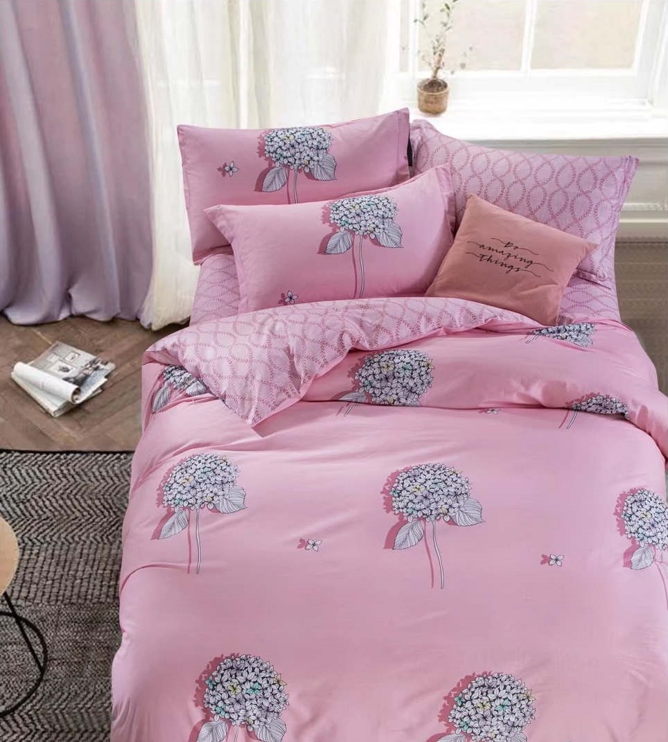 Ozdobna różowa pościel na łóżko z bukietami kwiatów